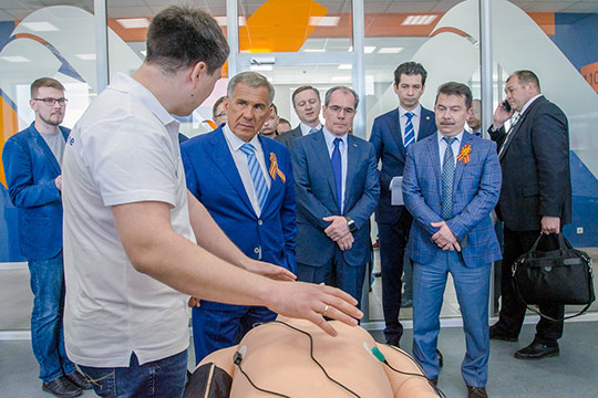 Минниханову на площадке «Эйдос-Медицина» показали роботов-пациентов