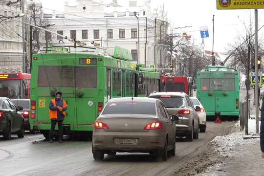 В Казани троллейбусы оборвали провода на улице Карла Маркса