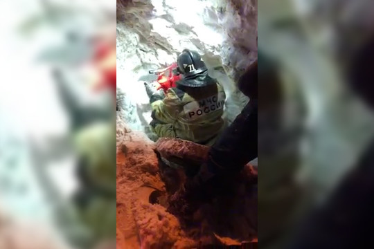 В Новой Сосновке пожарным пришлось откапывать гидрант из кучи снега, чтобы потушить пожар