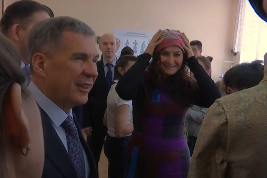 Рустам Минниханов подобрал головной убор для Лейлы Фазлеевой в техникуме народных промыслов
