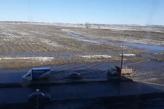 В Набережных Челнах талыми водами затопило проспект