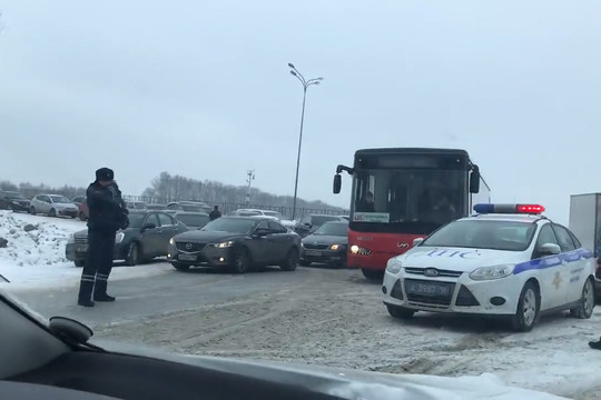 Из-за наплыва желающих искупаться ГИБДД временно перекрыла дорогу на Раифу