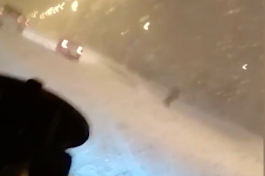 Казанец в метель покатался на сноуборде по трассе