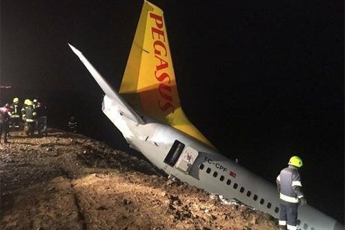 Пассажир самолета, повисшего на обрыве в Турции, снял на видео момент эвакуации