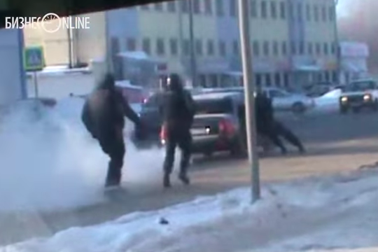 «Блокбастер» на Горьковском шоссе: видео задержания саратовского рэкетира