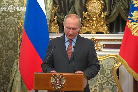 Путин поблагодарил членов правительства за работу, особо отметив заслугу Медведева