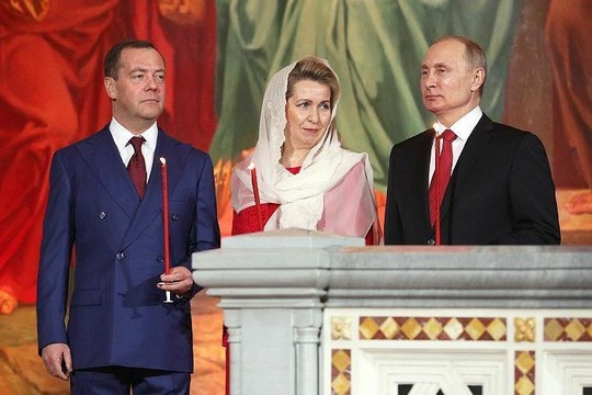 Путин и Медведев посетили пасхальное богослужение в храме Христа Спасителя