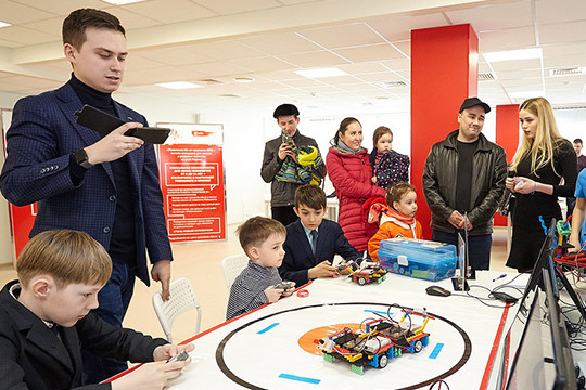 Творчество и благотворительность: МТС привезла в Челны роботов со всего мира