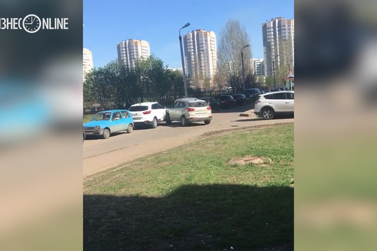 Водитель внедорожника протаранил несколько машин в Челнах – есть пострадавшие