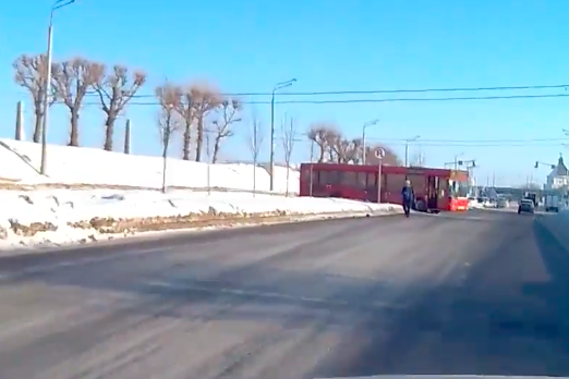 Пассажирский автобус и «КАМАЗ» застряли в снегу возле цирка, устроив пробку