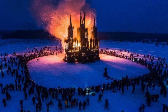 В Калужской области на Масленицу сожгли «собор» из веток 