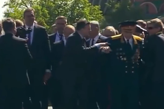 Охранники Путина оттолкнули ветерана, идущего рядом с ним
