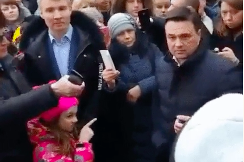 Девочка, которая показала на губернатора Подмосковья и провела рукой по горлу, стала мемом