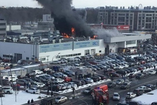 В Петербурге произошел пожар в здании автоцентра