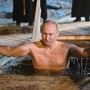 Путин на Крещение окунулся в прорубь на озере Селигер – первые фотографии