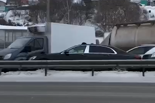 «Это Maybach, братан!»: на Оренбургском тракте столкнулось 7 машин