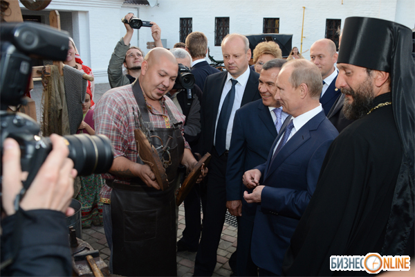 В Свияжске Путину выковали подкову на счастье