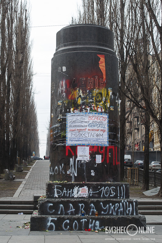 Таким образом сейчас во многих городах выглядят памятники Ленину