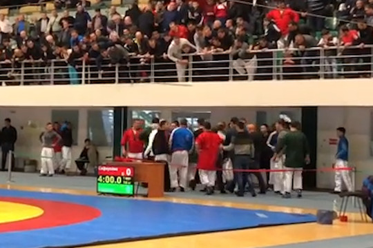 Спортсмен устроил потасовку на чемпионате РТ по поясной борьбе корэш в Казани​​