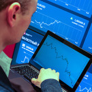 Эксперт: индекс Мосбиржи упал из-за угроз ЦБ поднять ставку до 22%