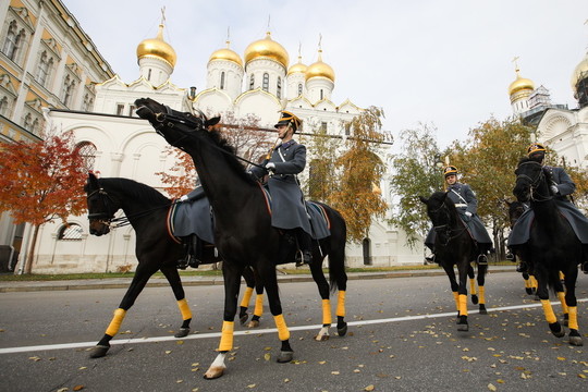 «Конная карусель» и приемы с оружием: церемония развода пеших и конных караулов Президентского полка