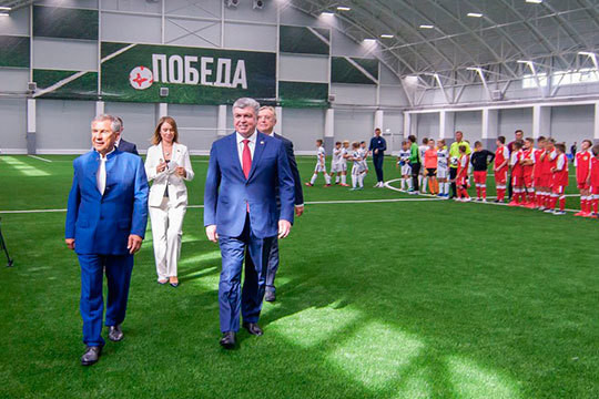 Минниханов открыл крытый футбольный манеж в Челнах