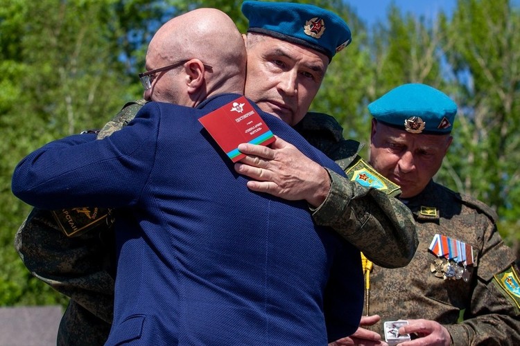День Победы в Казани: ордена бойцам батальона «Алга», дети на танках, шашлыки и пулеметы