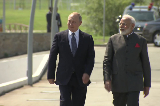 Путин и Моди ознакомились с работой судостроительного комплекса во Владивостоке