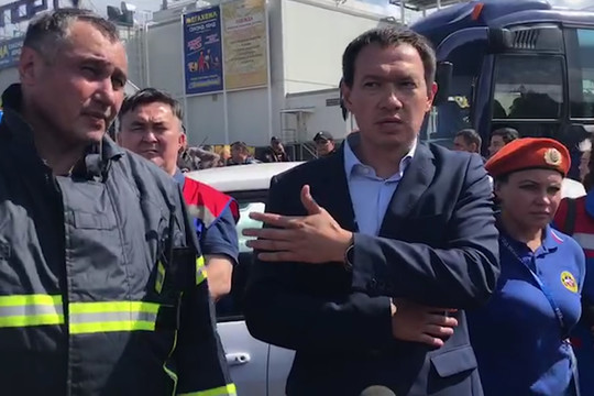 «У меня в карманах денег нет, чтоб вам раздать»: бизнес-омбудсмен встретился с погорельцами ТЦ «Порт»