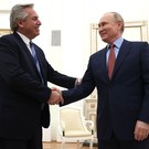 Песков объяснил принцип, которым Путин руководствуется при рукопожатиях с зарубежными лидерами
