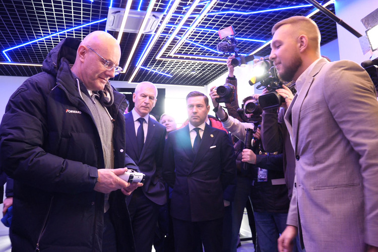 Чернышенко, Матыцин и Леонов открыли первый фиджитал-центр в Казани