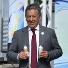 Маганов угостил VIP'ов мороженым на Дне нефтяника в Альметьевске (фото)