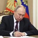 Путин наградил семью из РТ медалью ордена «Родительская слава» и присвоил почетное звание татарстанцу