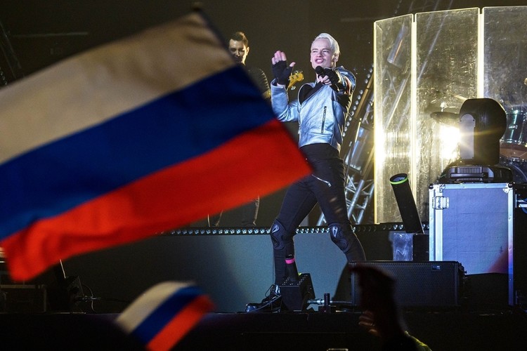 На шоу Shaman в Казани пели гимн и скандировали «Россия!»