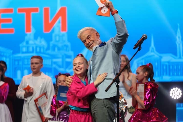 На конкурсе Газманова «Родники. Дети» в Казани победила 8-летняя девочка из Новосибирска