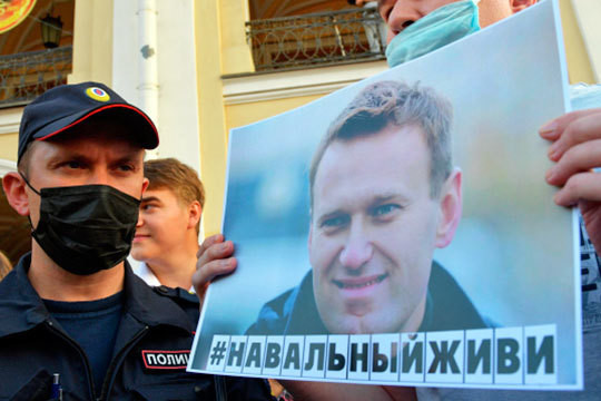Тройной кордон и высший уровень безопасности: Навальный вышел из комы и заговорил