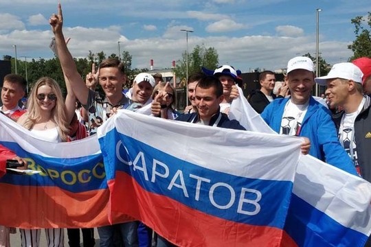 На «Лужниках» пели «Катюшу» и примеряли сомбреро