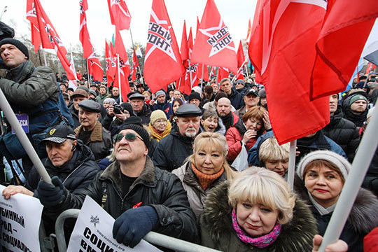 Под красными флагами: москвичи призвали власти страны сменить курс
