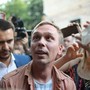 Иван Голунов вышел из здания МВД под аплодисменты и крики «Спасибо!». Первые фото