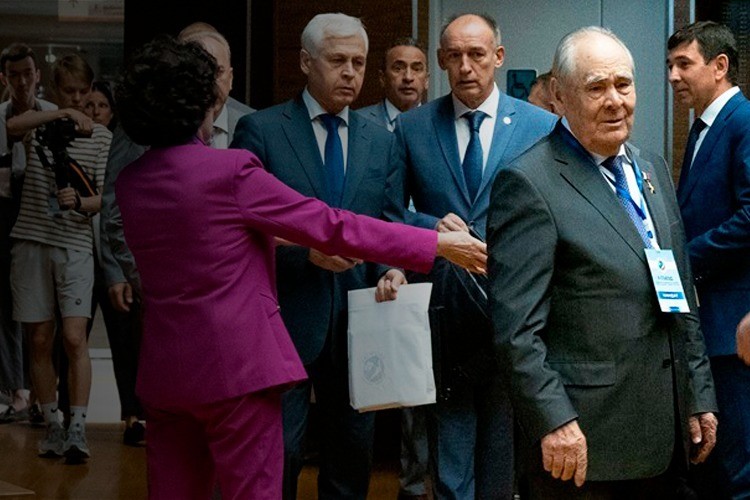 На съезде ТНВ  слушали Шаймиева и переизбрали Мухаметшина