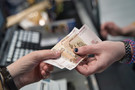 Российские экономисты предложили раздать деньги гражданам просто так