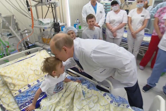 «Самый главный президент поцеловал!»: Путин пообщался с пациентами детской больницы