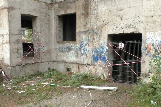 В Челнах сносят долгострой, с которого упала 15-летняя девочка