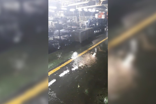 Дожди затапливают производственные цеха КАМАЗа