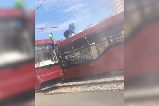 В Казани трамвай загорелся на ходу