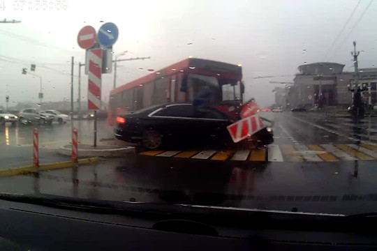 Регистратор запечатлел момент ДТП между автобусом и Audi в Казани