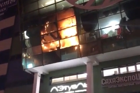 В Якутске произошел пожар в крупном торговом центре