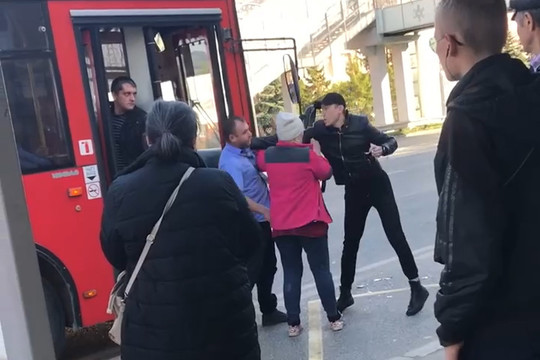 В Казани водители автобуса и легковушки не поделили дорогу