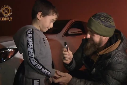 Кадыров подарил белый Mercedes пятилетнему мальчику