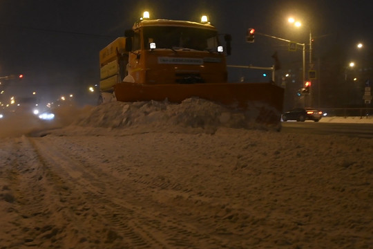 В Казани всю ночь боролись со снежной стихией